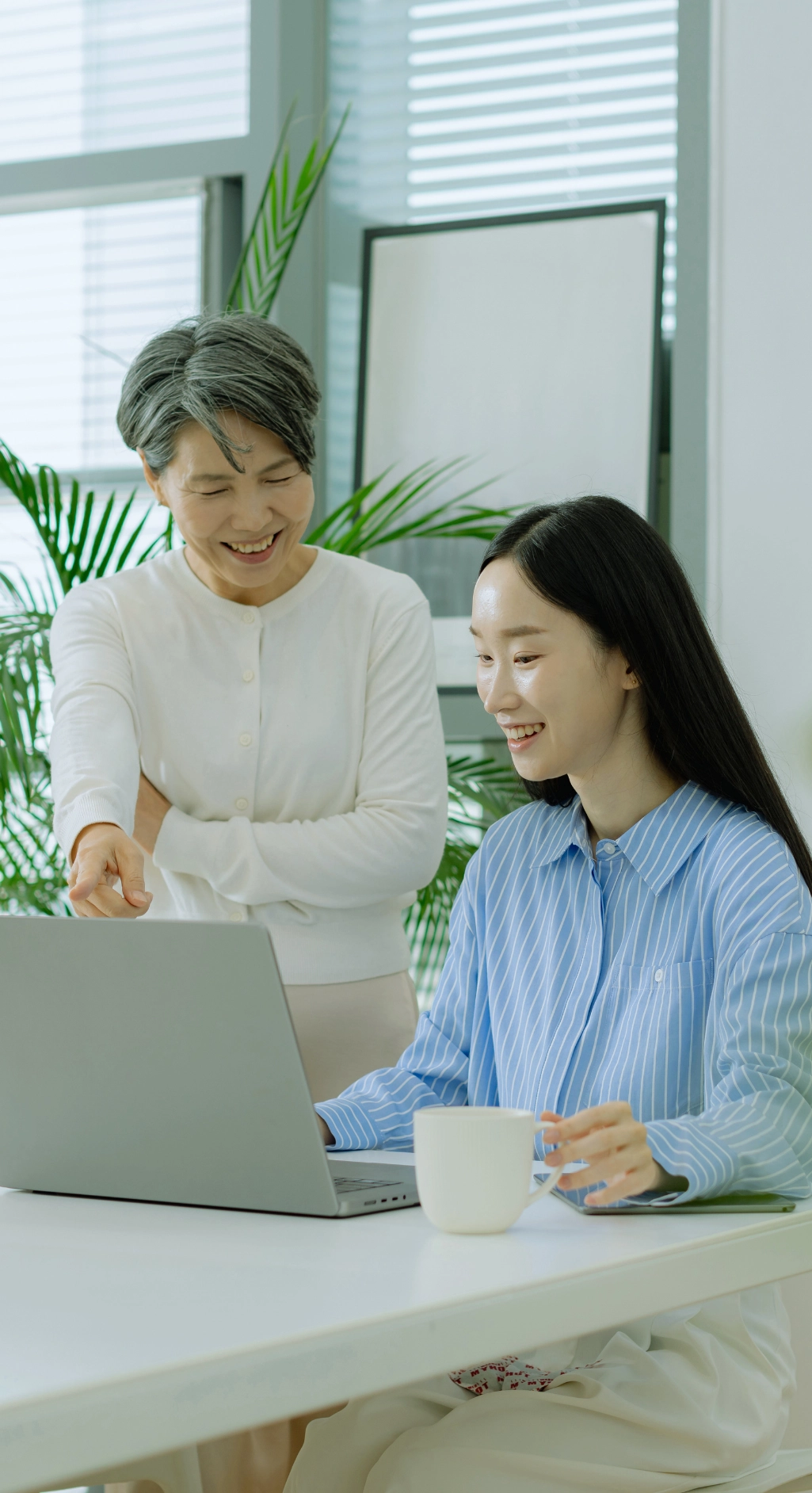 Dos mujeres hablando - Dayana Giraldo